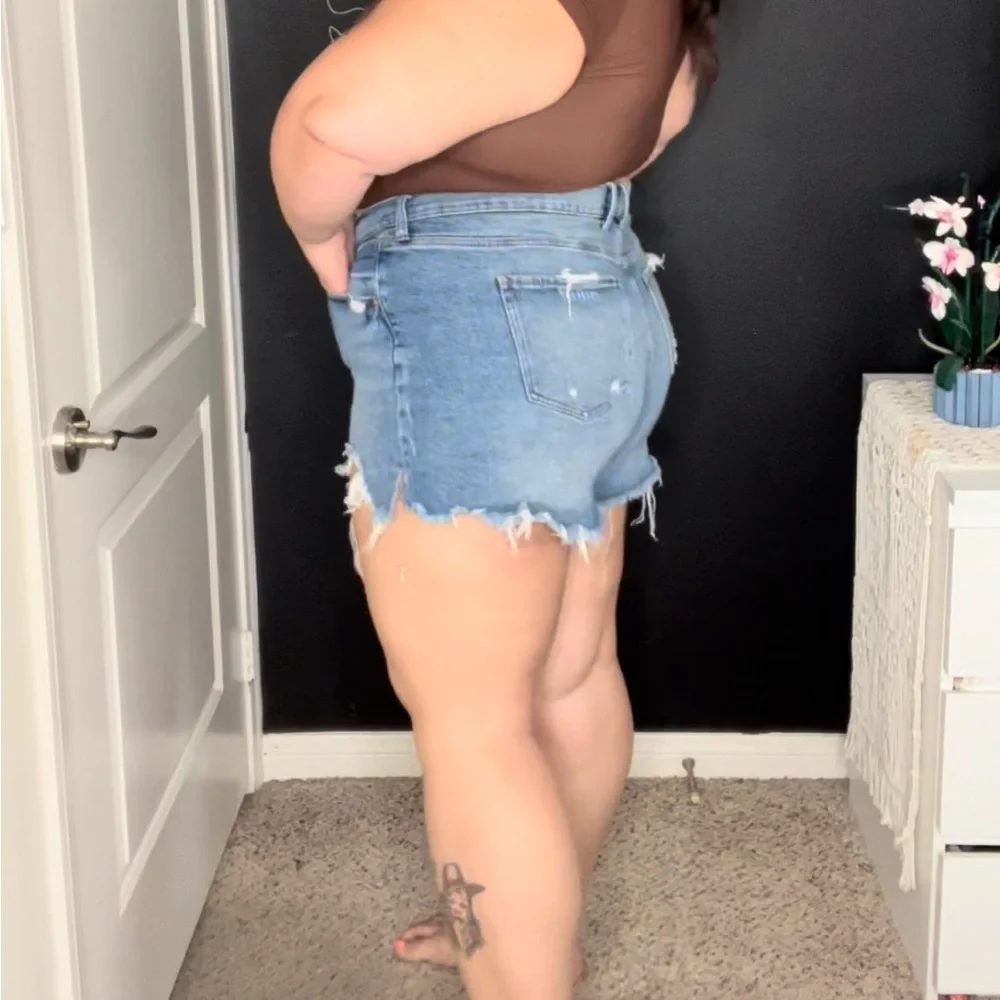 Shorts - Picture 3 of 5